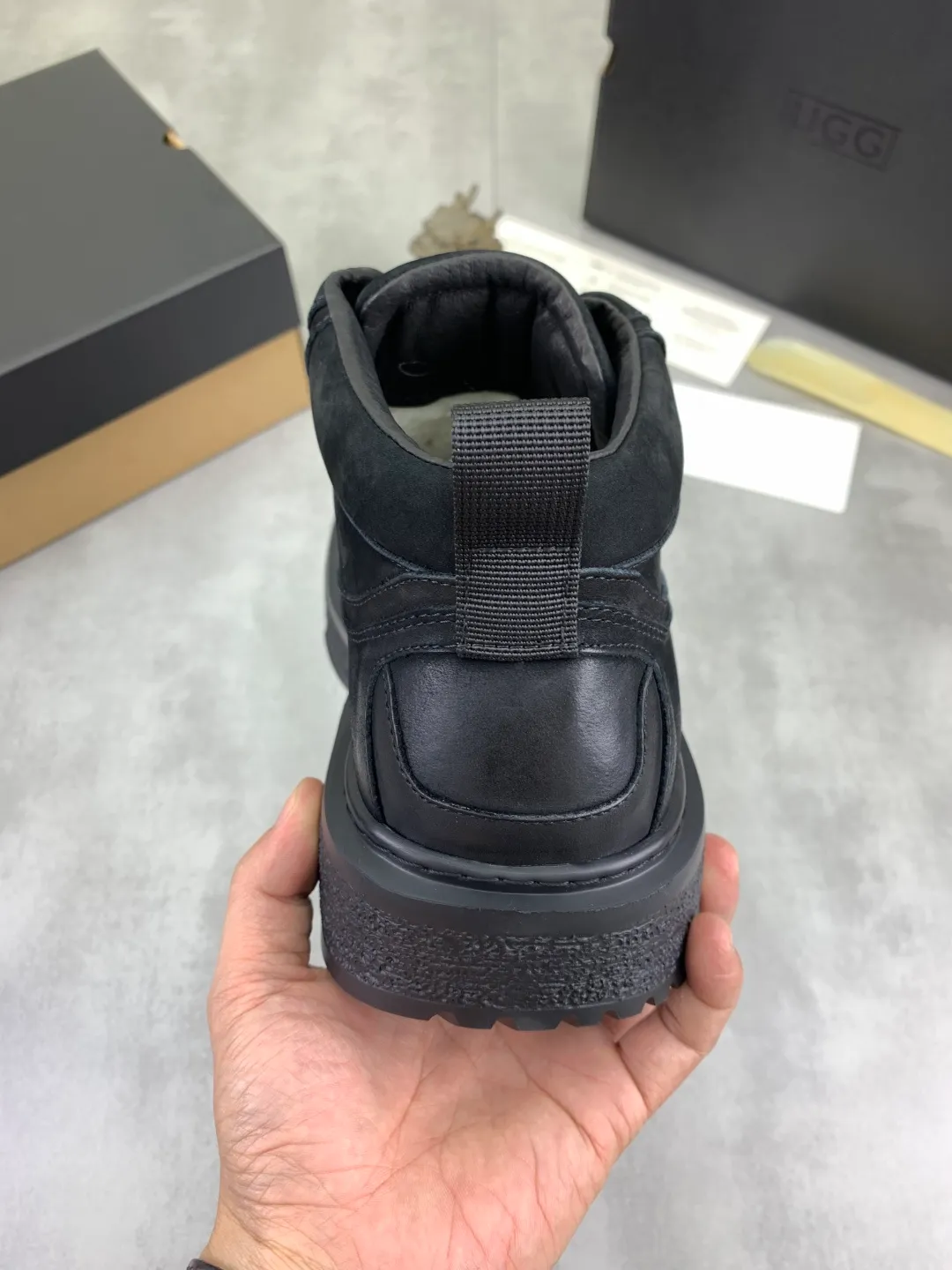 Men's men's shoes 💰P660 New arrival 🆕🆕🆕 IUGGI men's British style high-top large-toe work shoes new American retro genuine leather thick-soled board shoes lace-up mid-top short boots full genuine wool wear-resistant non-slip outsole fashion trend Size: 39-44 two colors